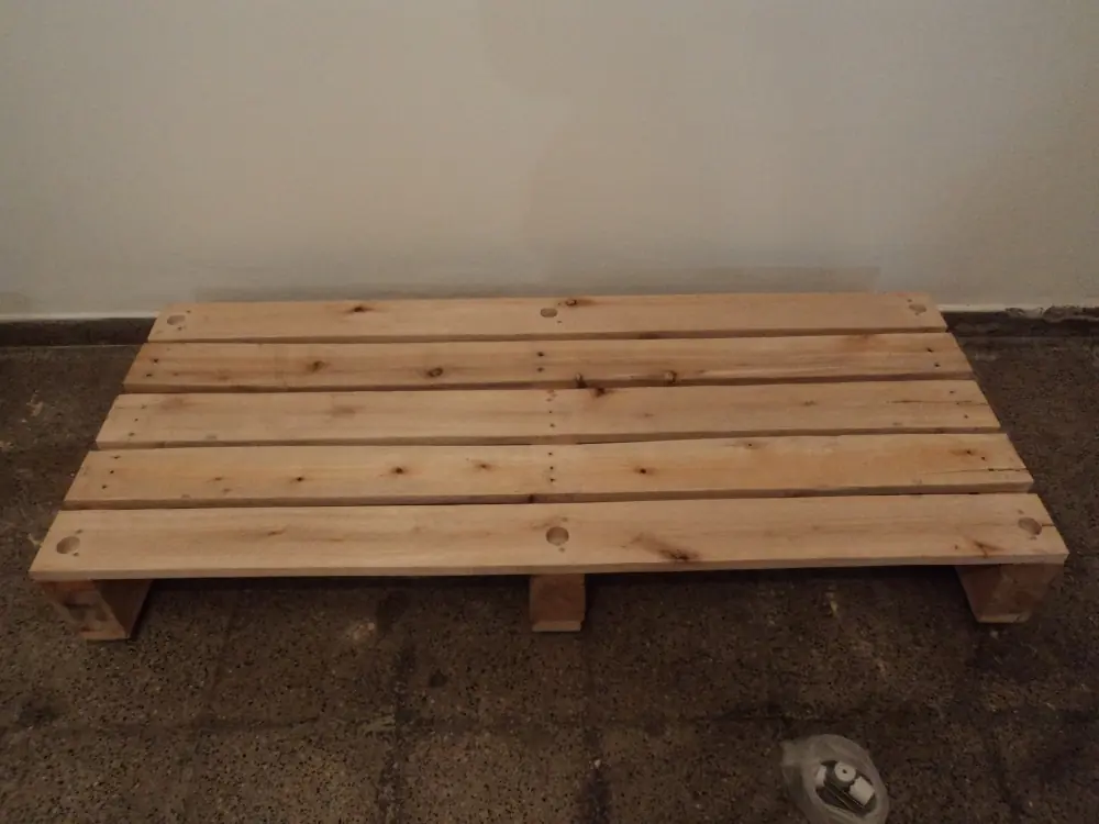 Banqueta multiuso, hecha con madera reciclada.