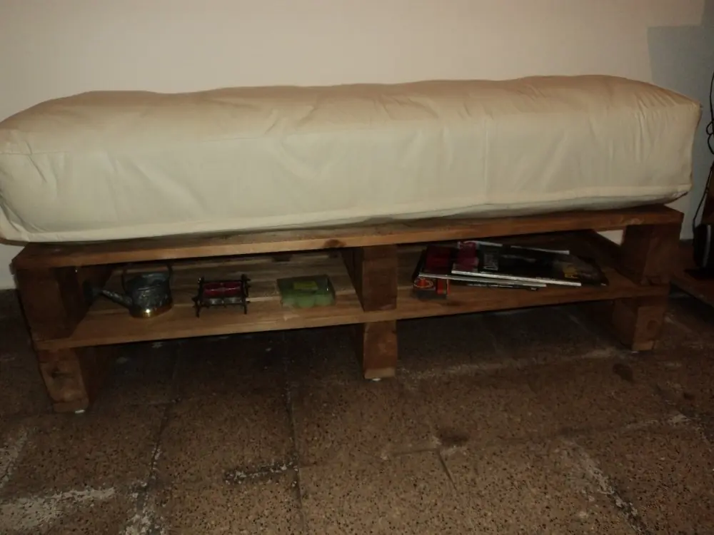 Banqueta multiuso, hecha con madera reciclada.