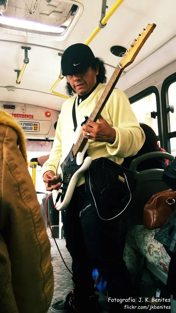 Toca rock en los buses limeños a cambio de propinas