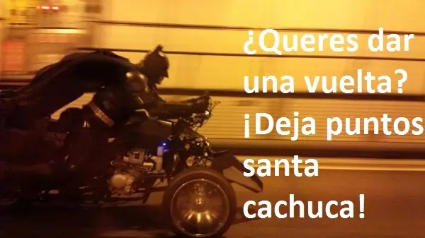 ¡Recórcholis! Un Batman pasea en moto por Tokio.