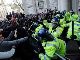 Inglaterra: estudiantes sin educación y desempleados