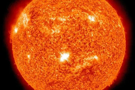 La NASA capta una fuerte explosión solar