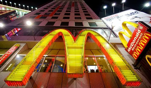 Hombre demanda a McDs por $1.5 millones por un servilleta