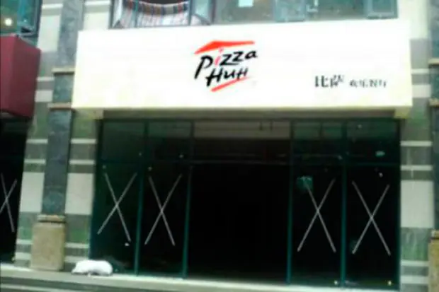 Once ejemplos de la burda piratería que se ve en China