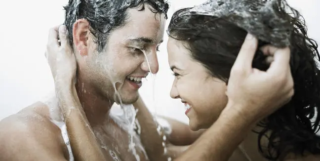 Bañarse juntos: un aliado para romper la rutina