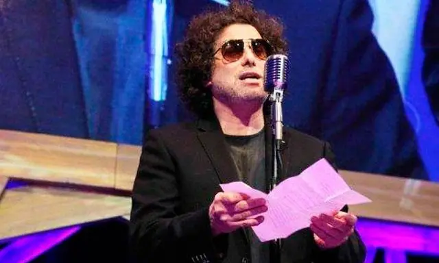 Calamaro dedica su premio a Ricardo Iorio.