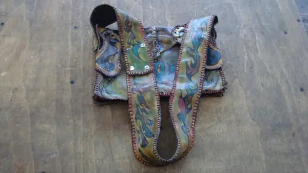 Oz presento una bolsa tatuada en cuero vacuno