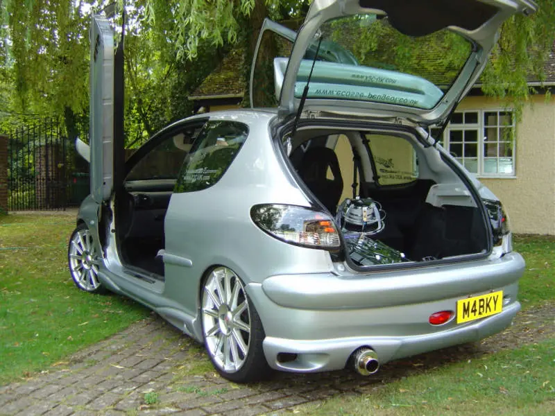 muchos autos tuning con sus nombres