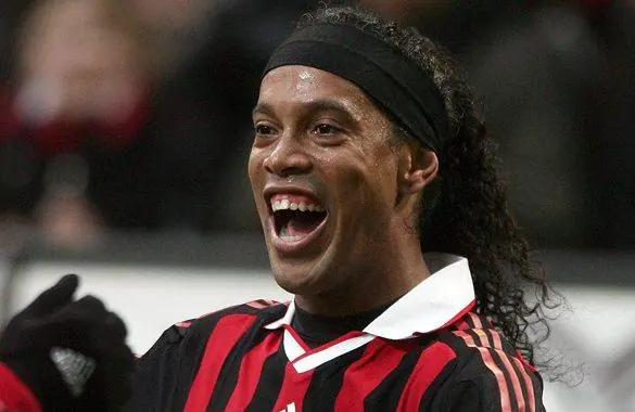 Ronaldinho con resaca asegura que él no firmó con Querétaro