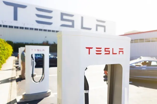 Tesla pone a funcionar 420 puntos de recarga en China