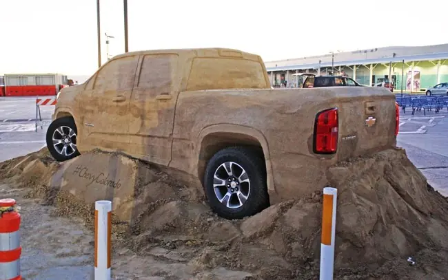 Chevrolet Colorado esculpido en arena