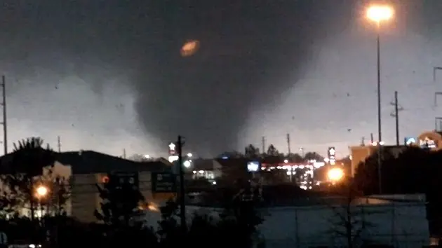 un fuerte tornado destroza a su paso todo lo que hay