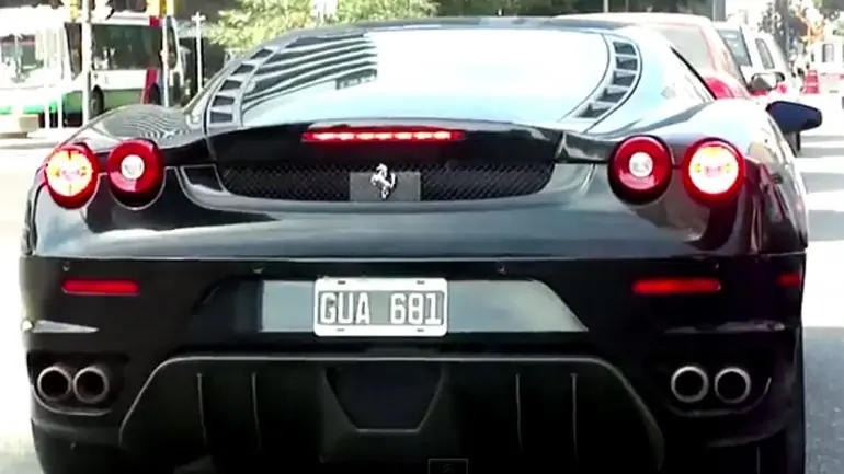 Ferrari de Elaskar a nombre de una maestra