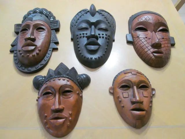 5) caresta de maderas tipo africans en buenas condiciones...