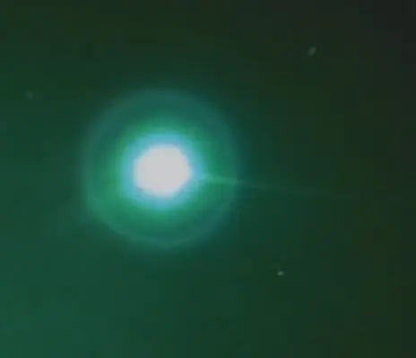 Gigante Ovni con forma hexagonal