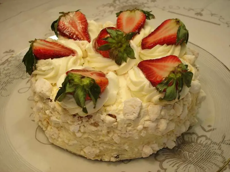 Torta Blanca rellena con crema chantilly y frutas