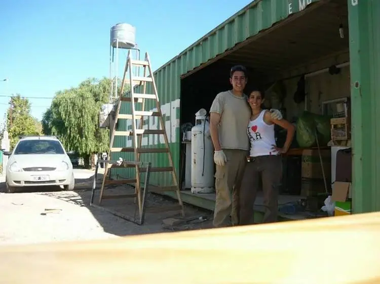 Construyeron su casa en un container