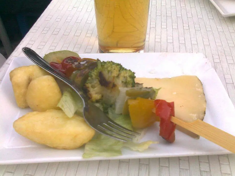 Tapa del día, brocheta vegetal con patatas y queso curado