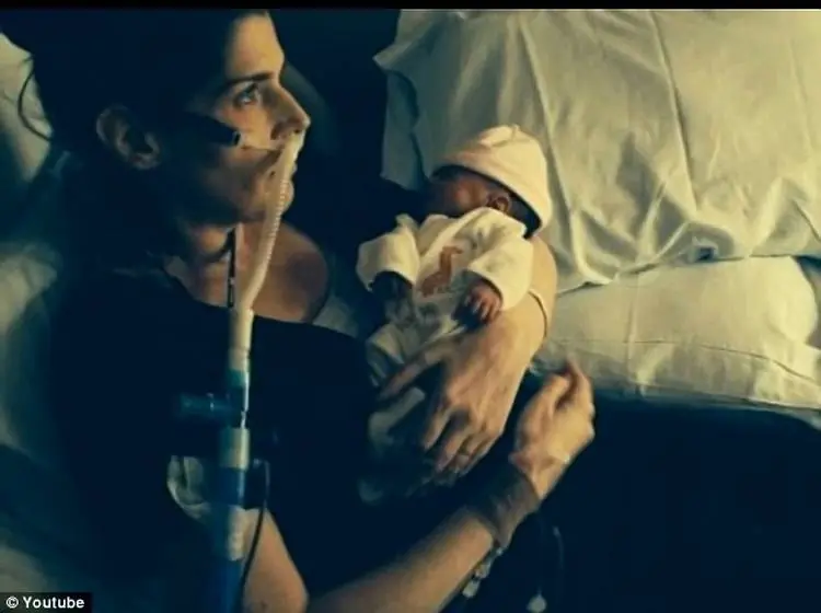 Aceptó morir por un cáncer para salvar la vida de su bebé