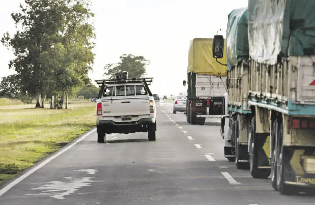 ¿Como adelantar un auto en la ruta sin riesgos?