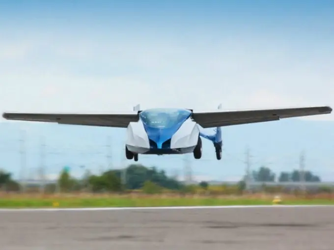 Despega con éxito el primer coche-volador