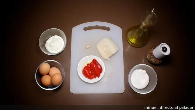 Huevos rellenos de paté de bacalao y pimientos.