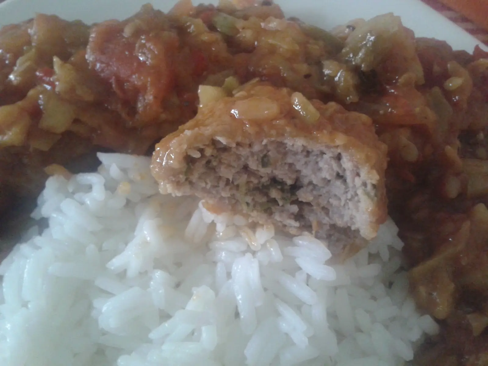 Arroz con salsa y albóndigas...