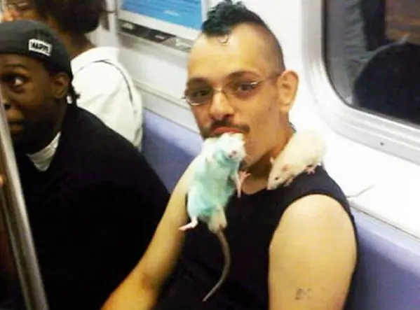 las personas mas raras q te puedes encontrar en el metro