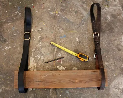¡Solo con madera y cuero!