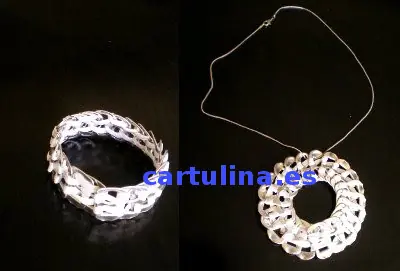 Pulsera/colgante con material reciclado