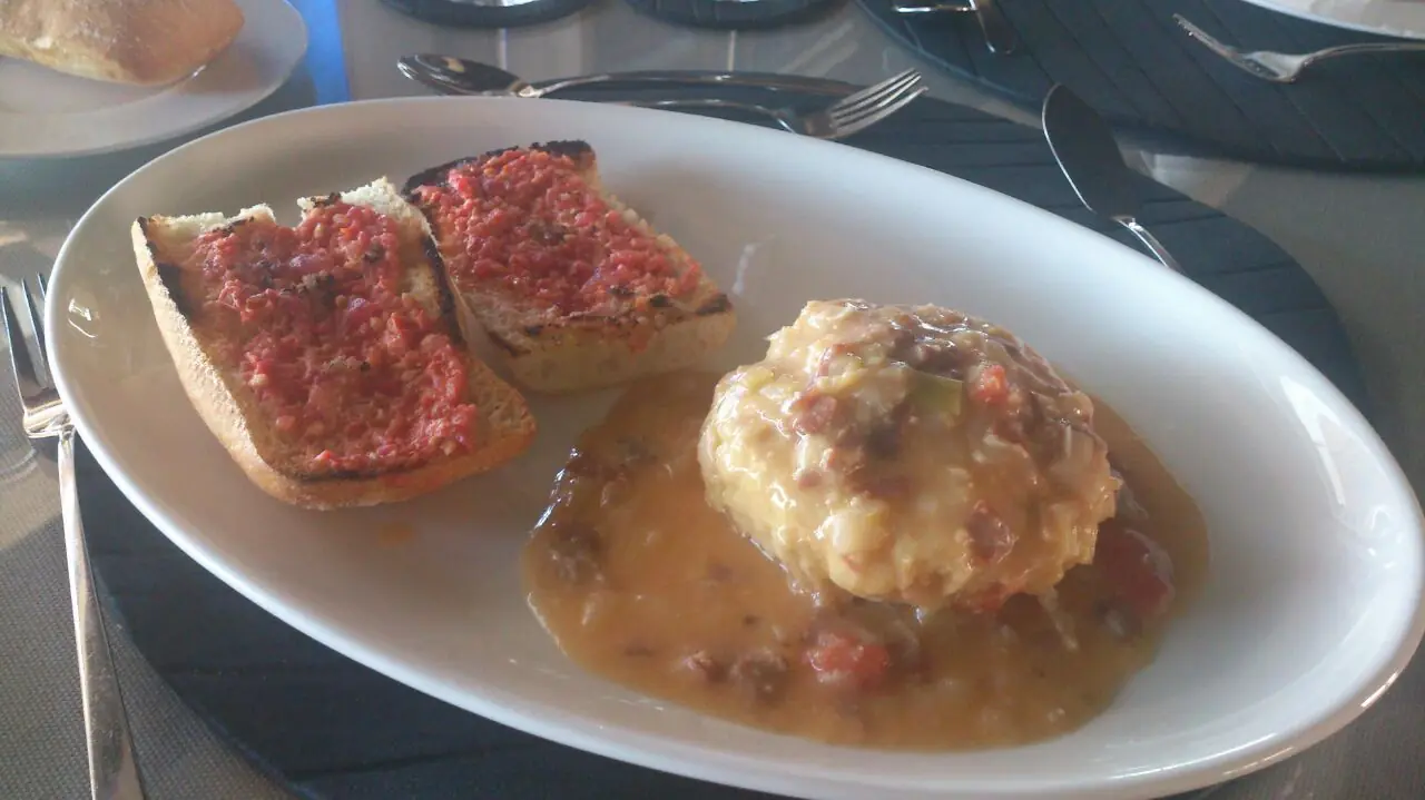 Tapa del día, tostadas de tomate y bola de patata y garbanzo