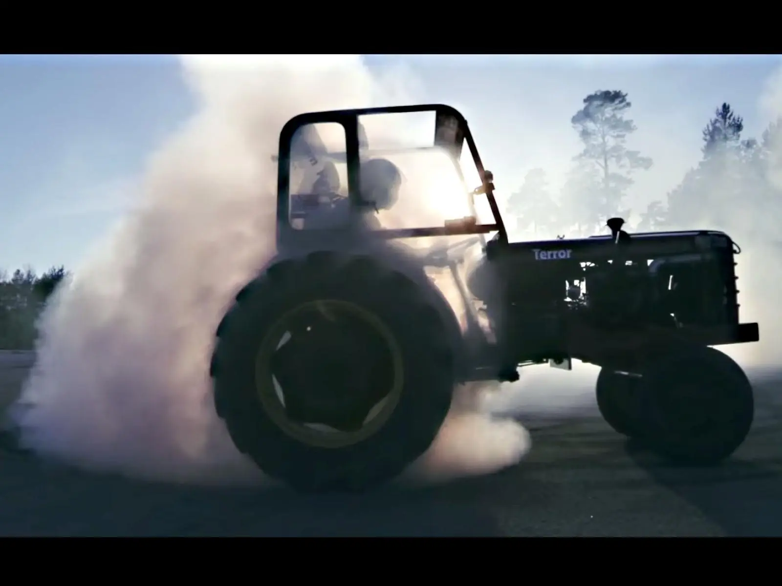 Video: Derrapando con un tractor turbo.
