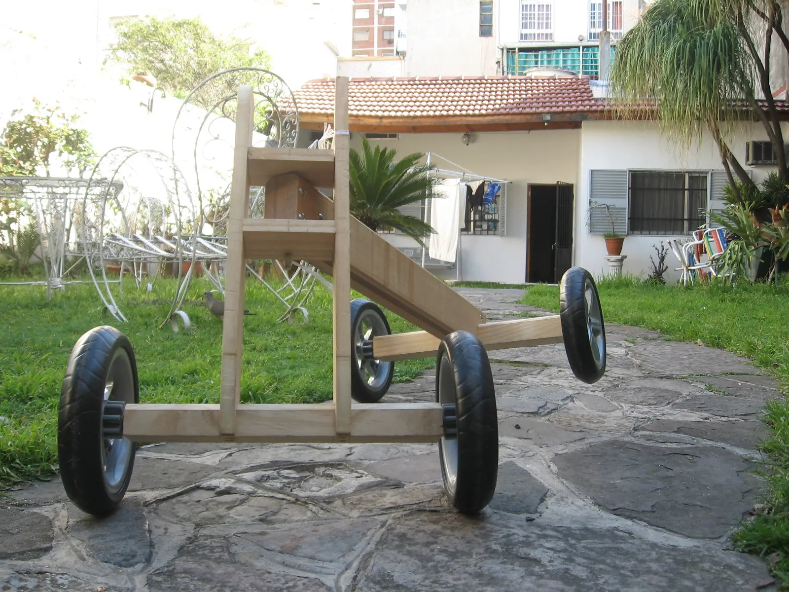 Triciclo de madera caminador