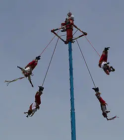Los hombres pajaro( Voladores de Papantla, mexico)