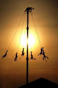 Los hombres pajaro( Voladores de Papantla, mexico)