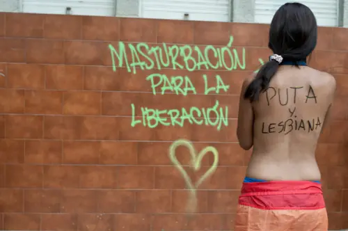Vamos las pibas! (Entra Mujer)