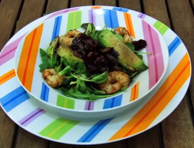 Ensalada de langostinos flambeados
