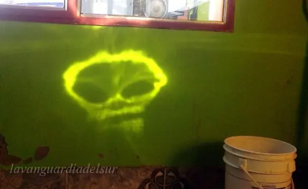 Duende extraterrestre apareció en la pared y los asustó