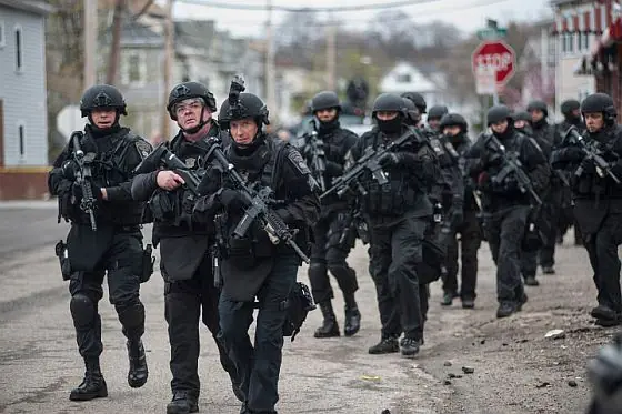 polica con entrenamiento militar