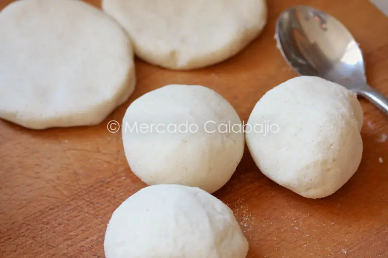 Como hacer arepa venezolana (reina pepiada)