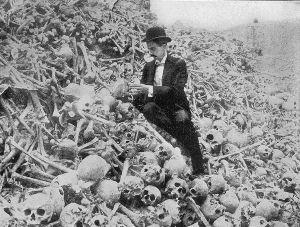Ébola 2000 Muertos-Comunisno 100.000 Millones de Muertos