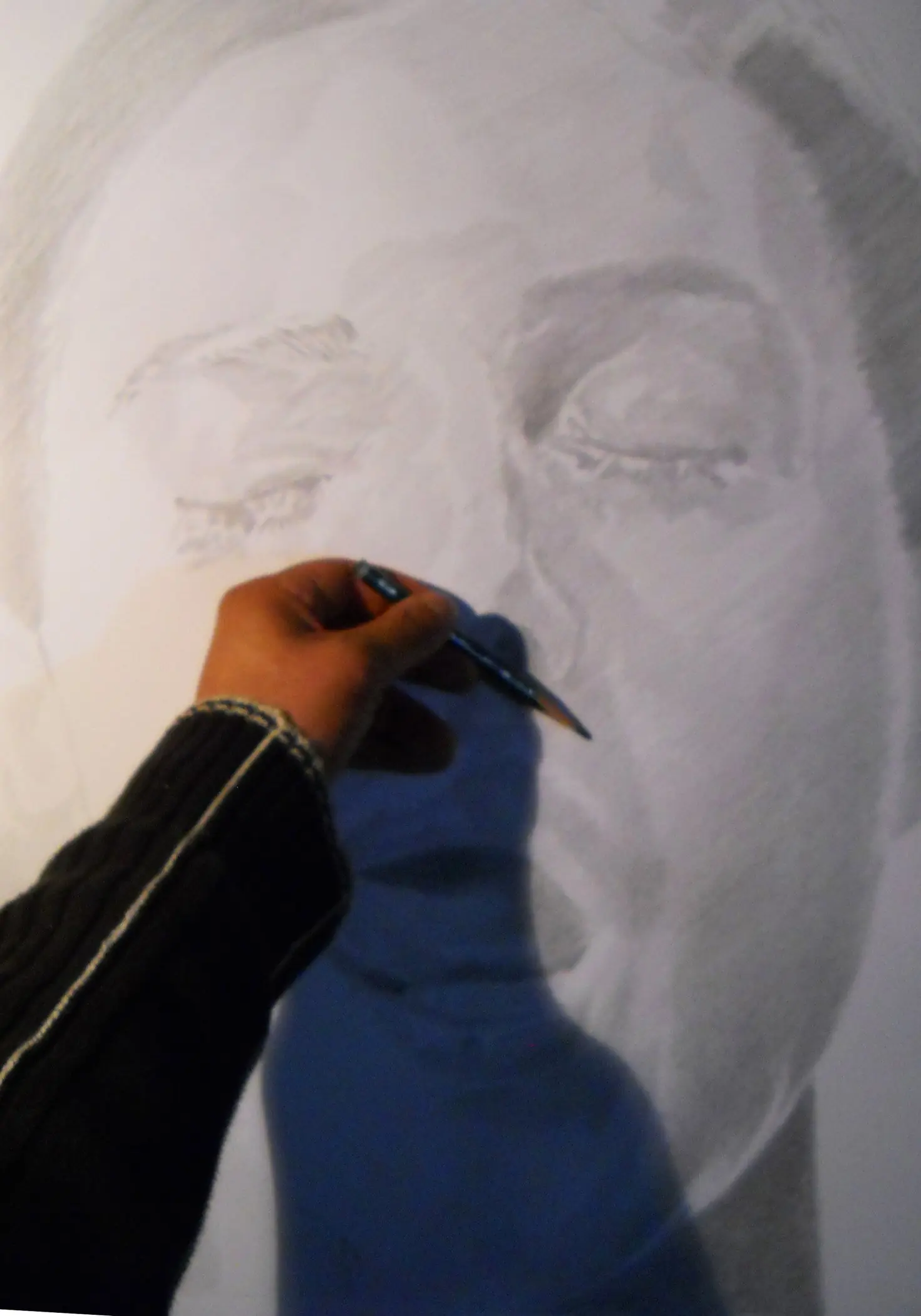 Dibujo hiperrealista de Mónica Bellucci por @loockito