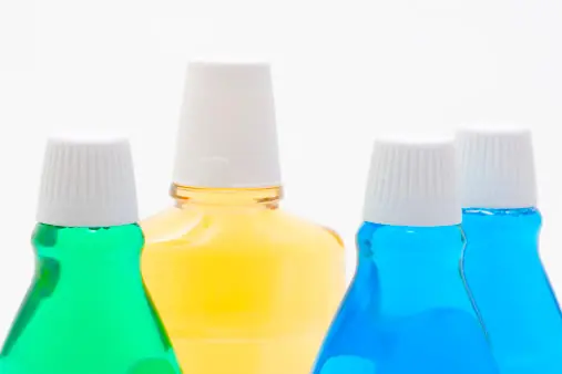 ¿Es conveniente o no usar enjuague bucal?