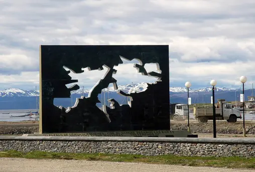 malvinas historia y monumentos a los caidos