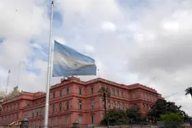 Con la bandera a media asta, mañana hay clases