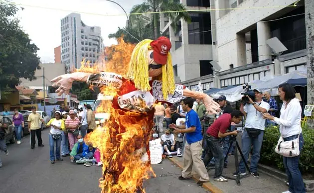 Figura Del Chavismo Son Quemadas Como Judas En Caracas-Vnzla