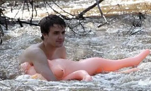 Lo salvó la muñeca inflable!!