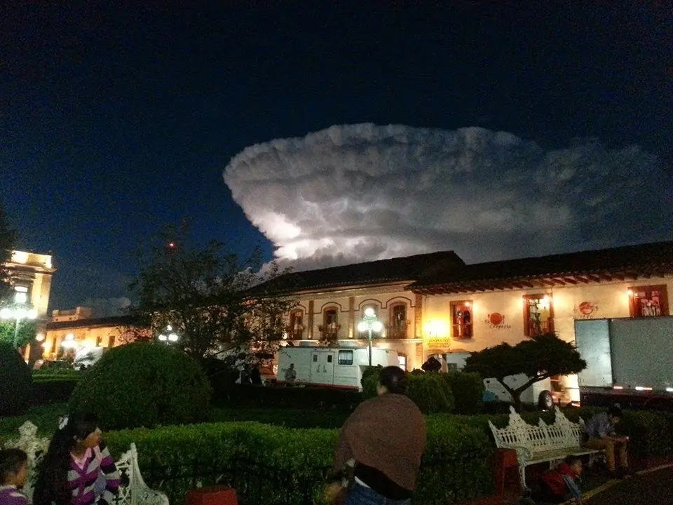 Ovni ingresa velozmente en un cumulonimbus-Mexico
