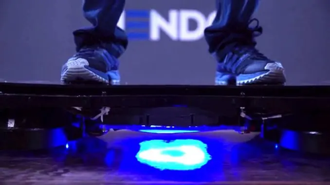 Presentan el primer skate volador