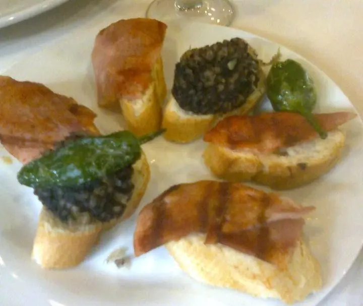 Tapa del día, panecillos de morcilla y pimiento, o panceta
